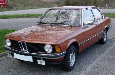 1280px-BMW_E21_front_20080331.jpg